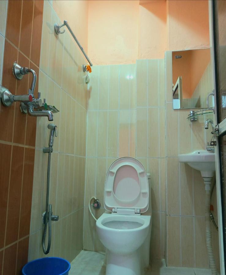 Hotel Aarjan And Restaurant ポカラ エクステリア 写真